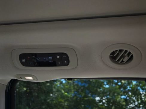 Used 2017 Chrysler Pacifica Limited w/ UConnect Theater Package FWD image 48