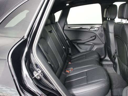 Used 2025 Porsche Macan image 32