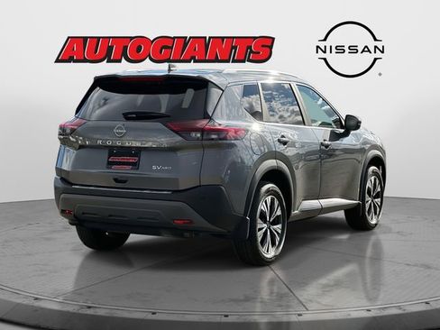 Used 2022 Nissan Rogue SV w/ SV Premium Package image 2