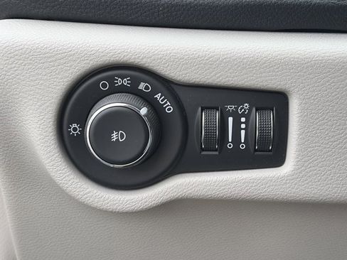 Used 2017 Chrysler Pacifica Limited w/ Advanced Safetytec Group image 14