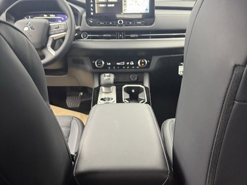 New 2025 Mitsubishi Outlander SE image 30