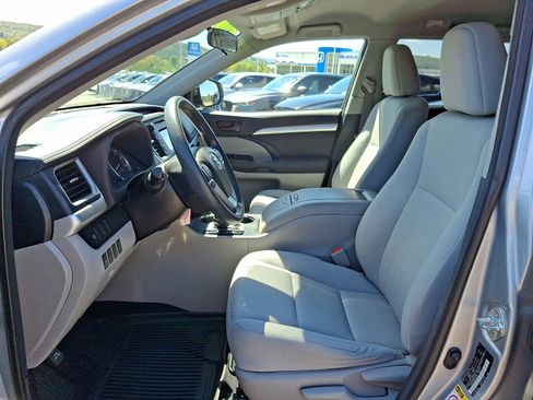 Used 2017 Toyota Highlander LE image 14