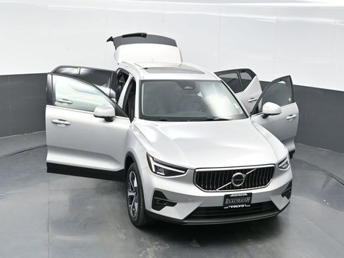 Used 2025 Volvo XC40 B5 Plus image 34