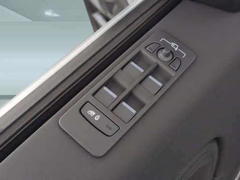 Used 2025 Land Rover Discovery Sport S image 12