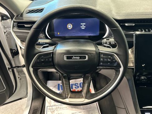Used 2023 Jeep Grand Cherokee Limited w/ Luxury Tech Group II AWD/4WD image 17