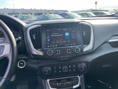 Used 2024 GMC Terrain SLT image 17