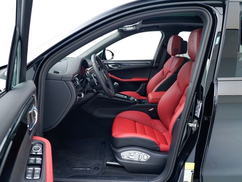 Certified 2026 Porsche Macan AWD/4WD image 17