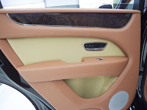 Used 2024 Bentley Bentayga image 37