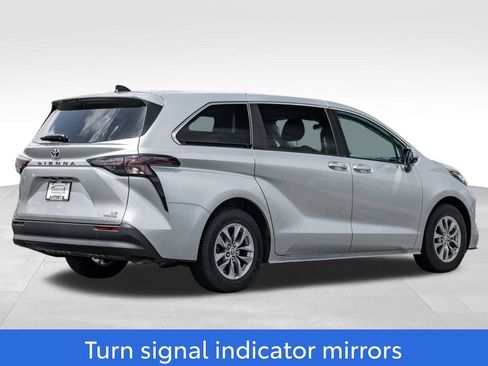 Used 2023 Toyota Sienna LE FWD image 7