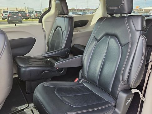 Used 2022 Chrysler Pacifica Touring-L image 17