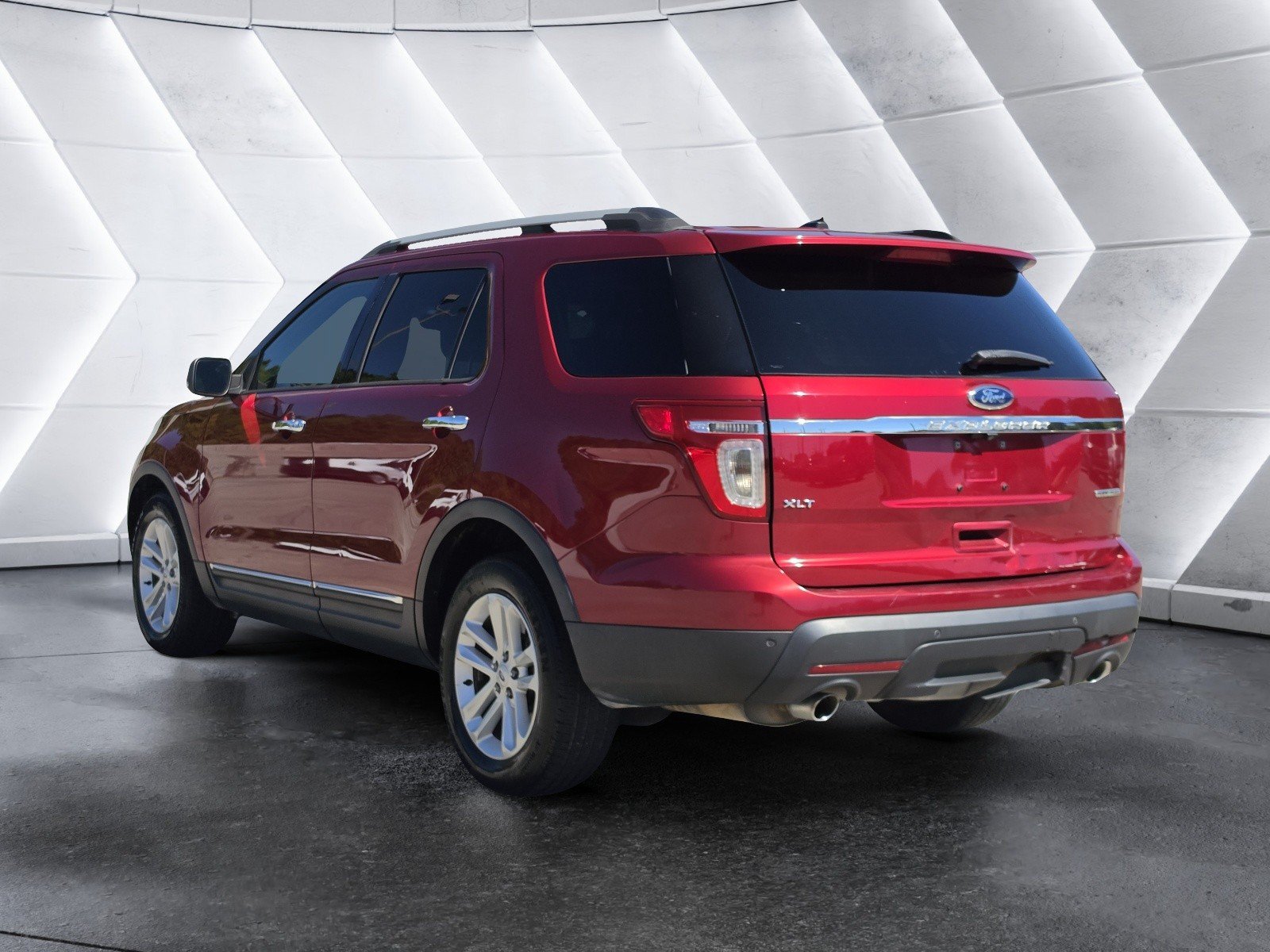 Used 2015 Ford Explorer XLT w/ Equipment Group 202B FWD image 5