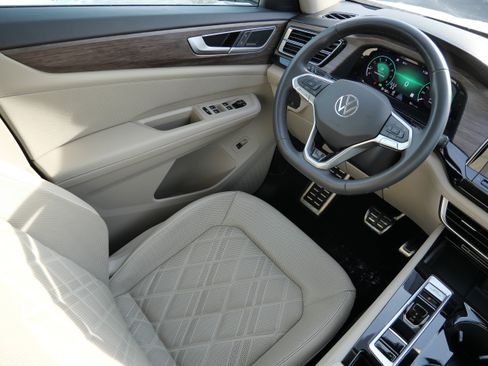 Certified 2024 Volkswagen Atlas SEL Premium R-Line image 9