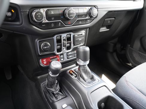 Used 2026 Jeep Wrangler Unlimited Rubicon AWD/4WD image 24