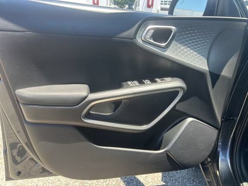 Used 2025 Kia Soul LX w/ LX Technology Package FWD image 11