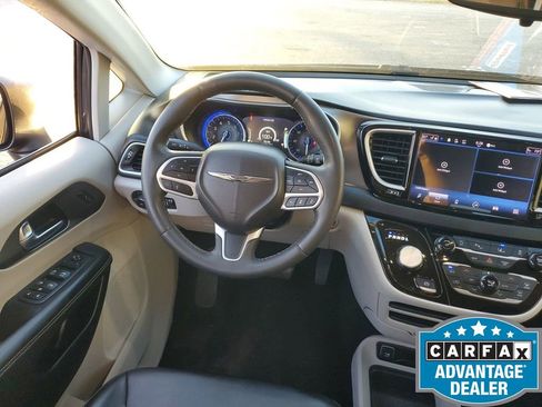 Used 2023 Chrysler Pacifica Touring-L image 16