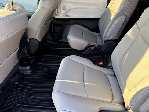 Used 2026 Toyota Sienna XLE FWD image 18