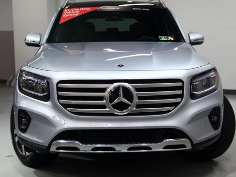 Used 2025 Mercedes-Benz GLB 250 4MATIC image 3