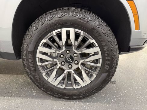 Used 2025 Chevrolet Suburban Z71 image 20