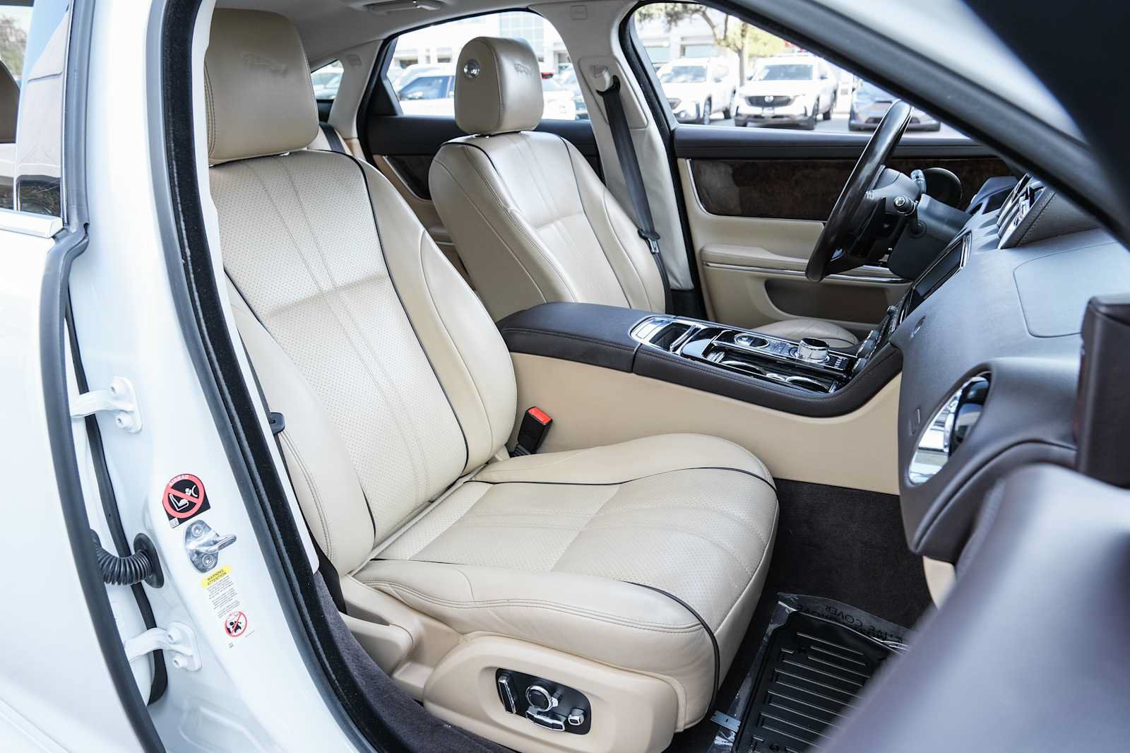 Used 2017 Jaguar XJ R-Sport RWD image 28