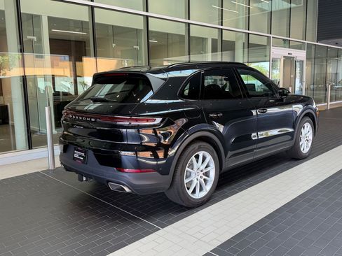 Certified 2025 Porsche Cayenne AWD/4WD image 8