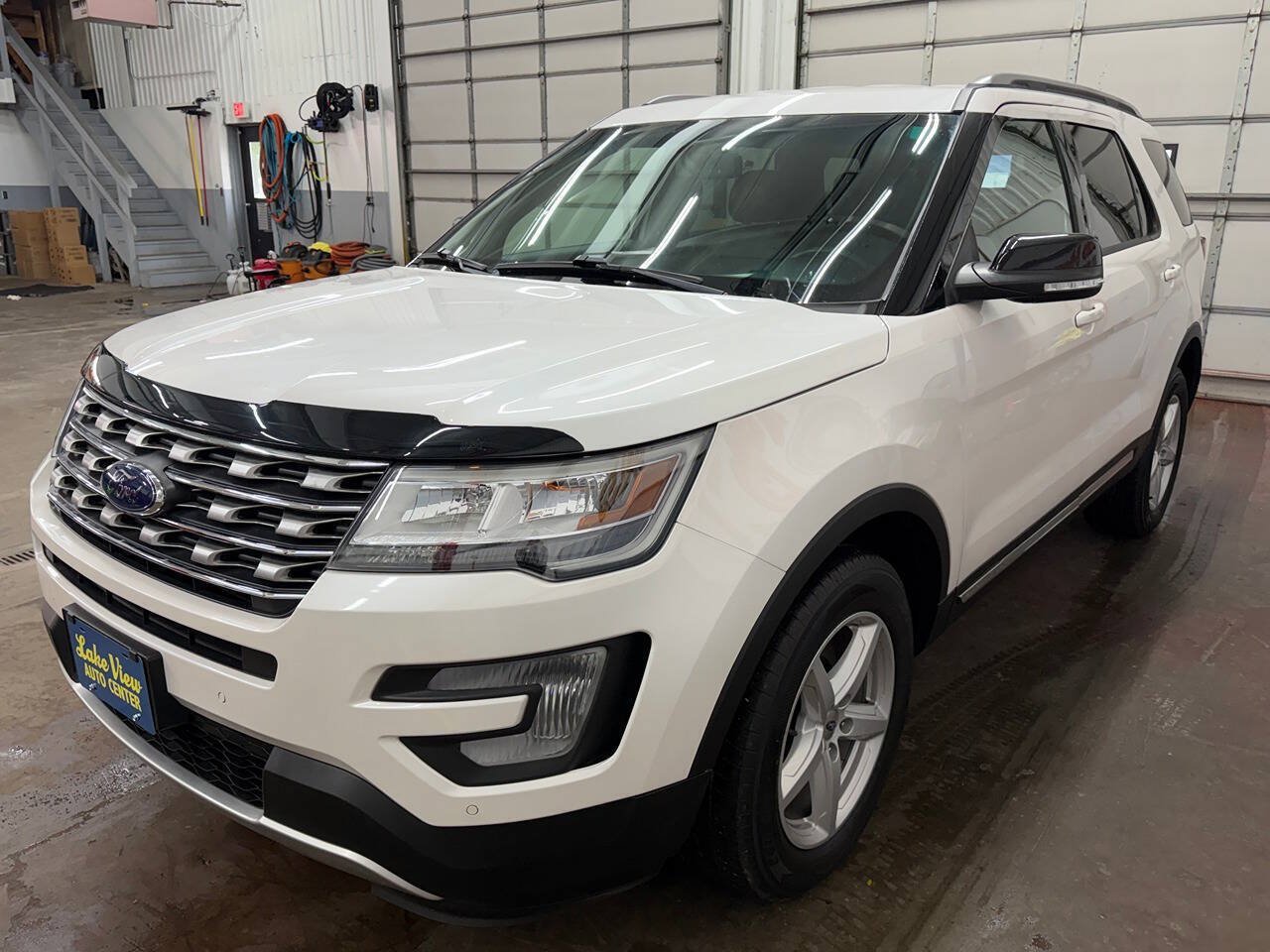 Used 2016 Ford Explorer XLT w/ Equipment Group 202A AWD/4WD image 4