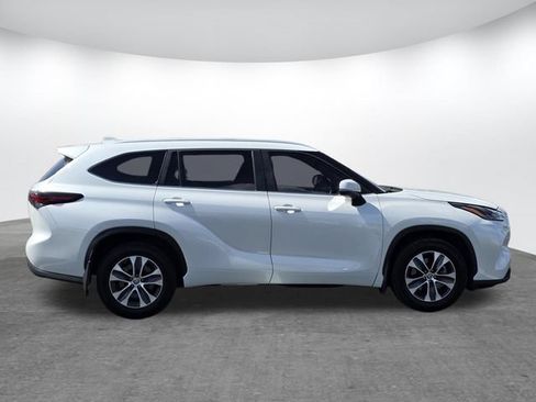 Used 2024 Toyota Highlander XLE FWD image 2