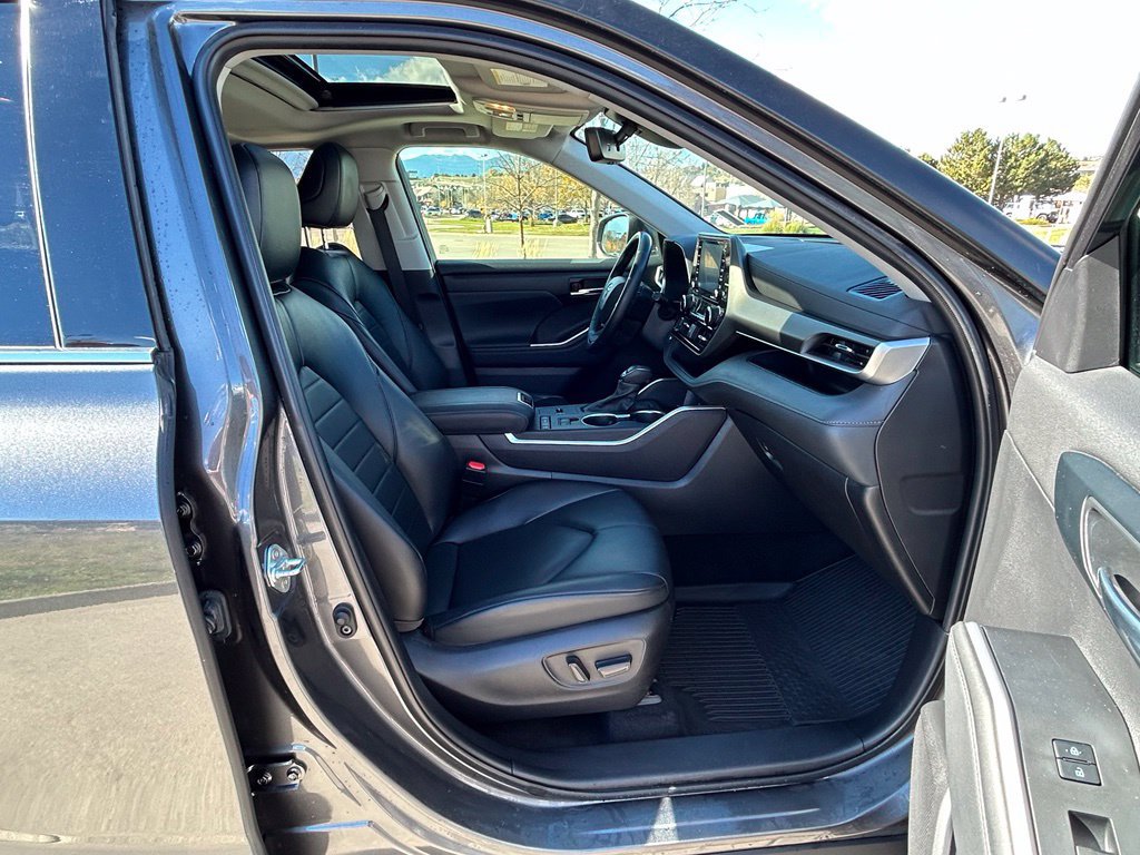 Used 2022 Toyota Highlander XLE FWD image 33
