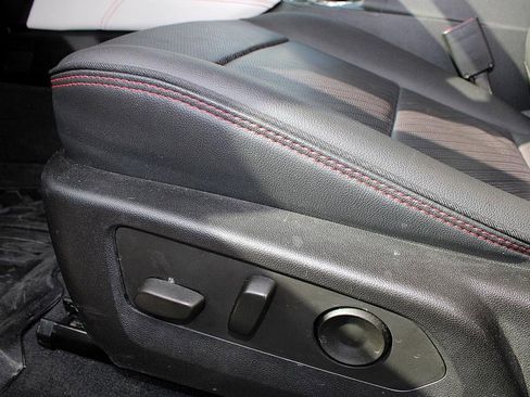 Used 2023 GMC Canyon AT4X image 32