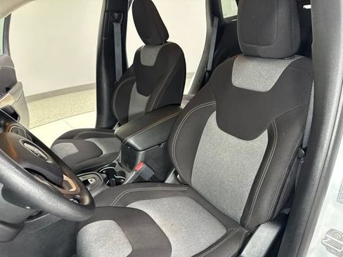 Used 2018 Jeep Cherokee Latitude w/ Safety Group AWD/4WD image 12