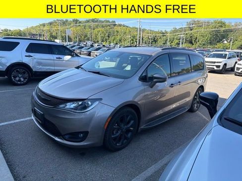Used 2018 Chrysler Pacifica Touring-L w/ Premium Audio Group FWD image 3