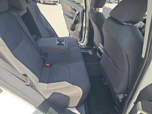 Used 2021 Toyota RAV4 LE FWD image 15