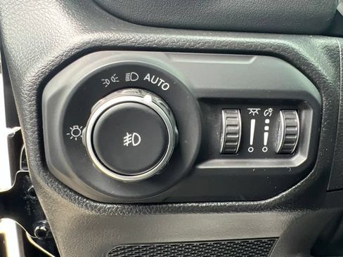 Used 2021 Jeep Wrangler Unlimited Sahara w/ Uconnect 4C Nav & Sound Group AWD/4WD image 18