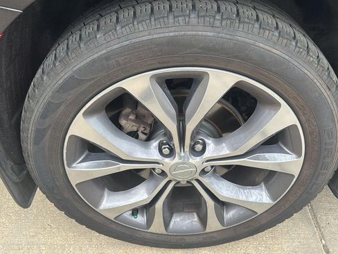 Used 2017 Chrysler Pacifica Limited FWD image 12