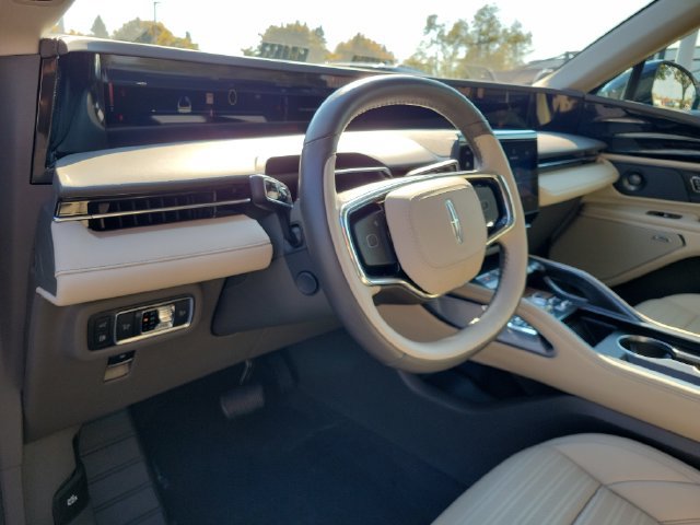Used 2025 Lincoln Nautilus Reserve AWD/4WD image 6