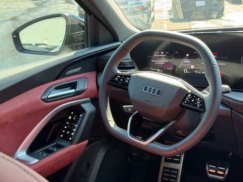 New 2025 Audi SQ5 Prestige image 9