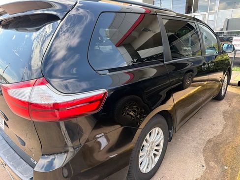Used 2017 Toyota Sienna XLE w/ XLE Navigation Package FWD image 3