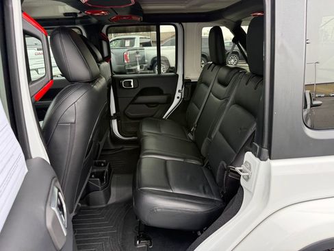 Used 2019 Jeep Wrangler Unlimited Sahara w/ Cold Weather Group image 18