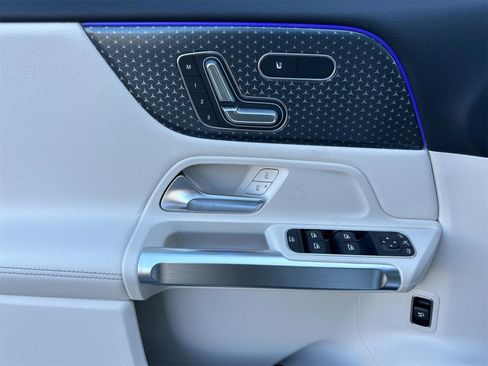 New 2025 Mercedes-Benz GLB 250 4MATIC image 11