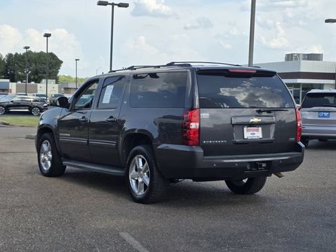 Used 2011 Chevrolet Suburban LT RWD image 6