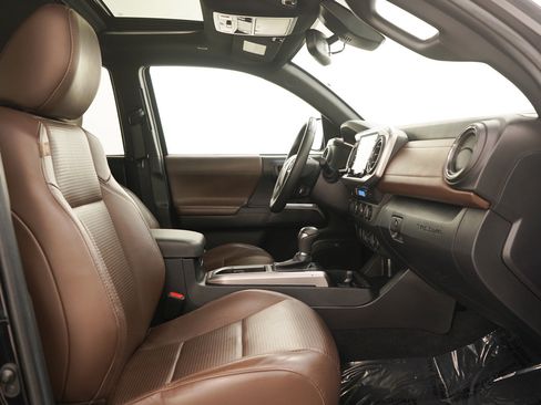 Used 2022 Toyota Tacoma Limited AWD/4WD image 11