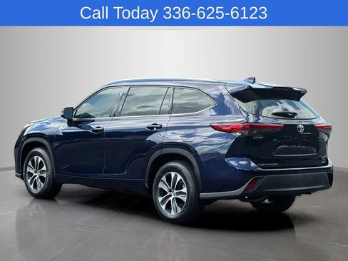 Used 2020 Toyota Highlander XLE FWD image 3