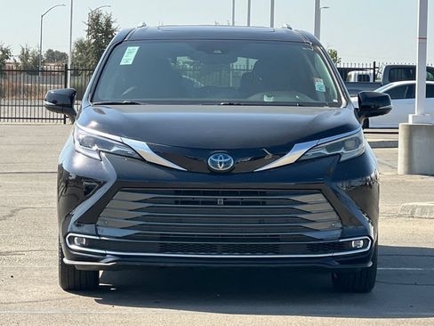 Certified 2023 Toyota Sienna Platinum FWD image 11
