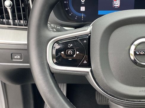 Used 2025 Volvo XC60 B5 Plus image 27