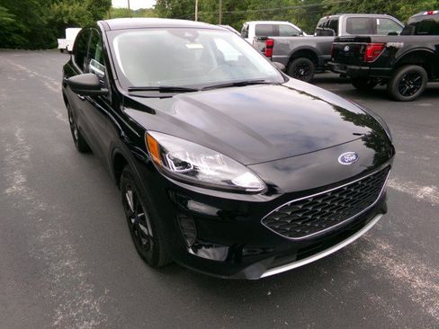 Used 2022 Ford Escape SE w/ Cold Weather Package AWD/4WD image 2