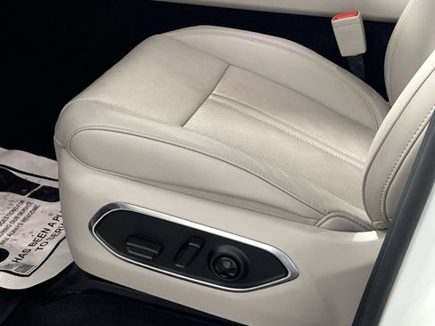 Used 2025 Jeep Wagoneer 4WD image 14