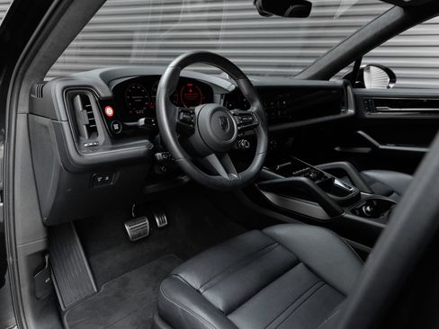 Certified 2025 Porsche Cayenne Turbo AWD/4WD image 4