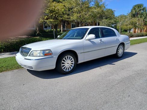 Used 2003 Lincoln Town Car Executive image 2