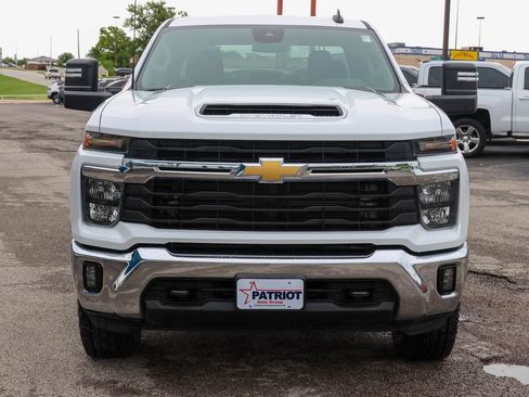 Used 2024 Chevrolet Silverado 2500 LT AWD/4WD image 2