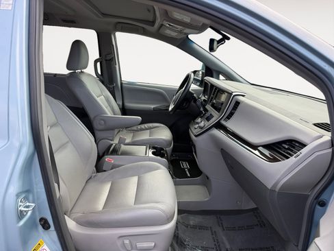 Used 2017 Toyota Sienna XLE Premium image 19