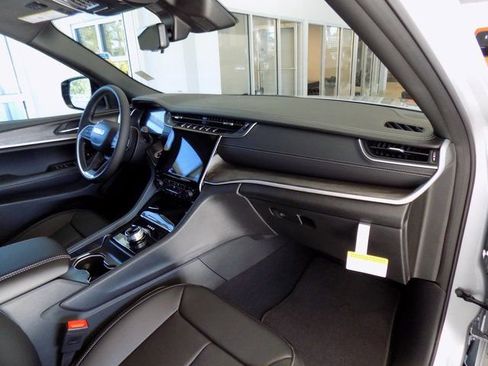 New 2025 Jeep Grand Cherokee Limited w/ Luxury Tech Group II RWD image 19